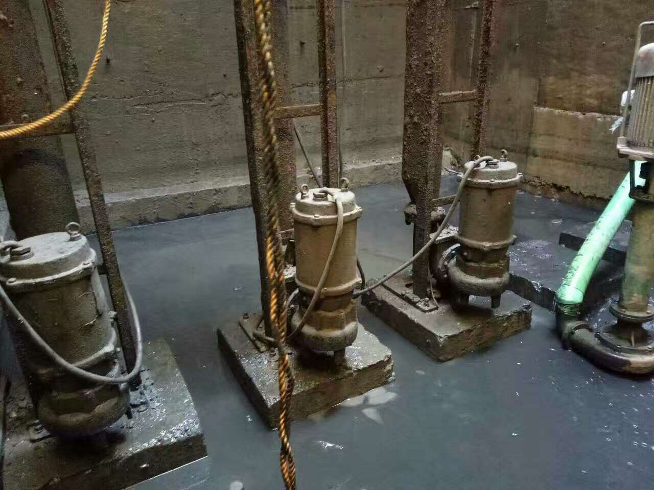 东澳镇污水池清理