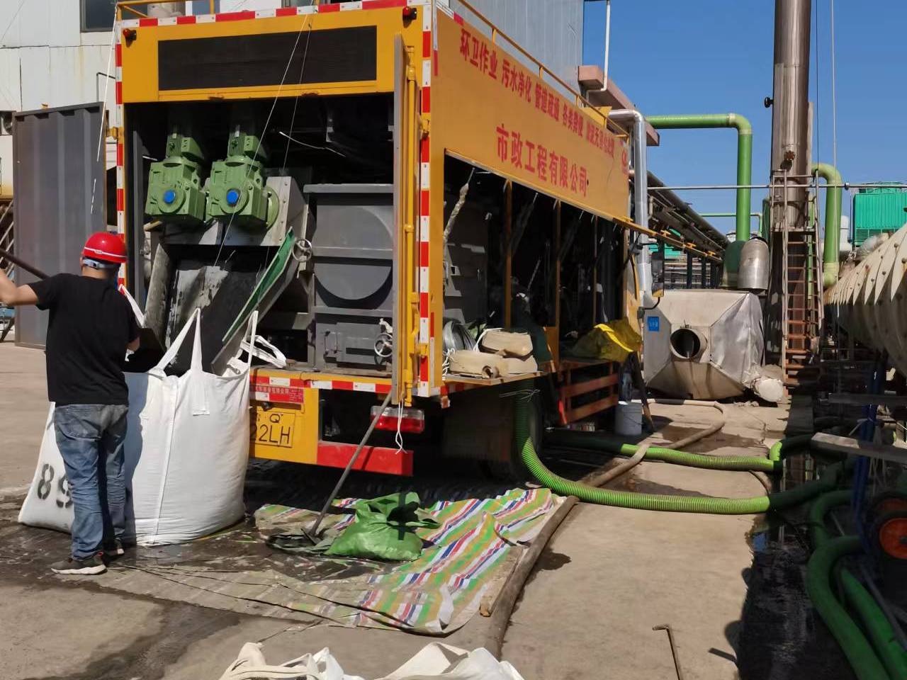 东澳镇淤泥压干处理