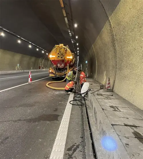 东澳镇隧道排水渠清淤